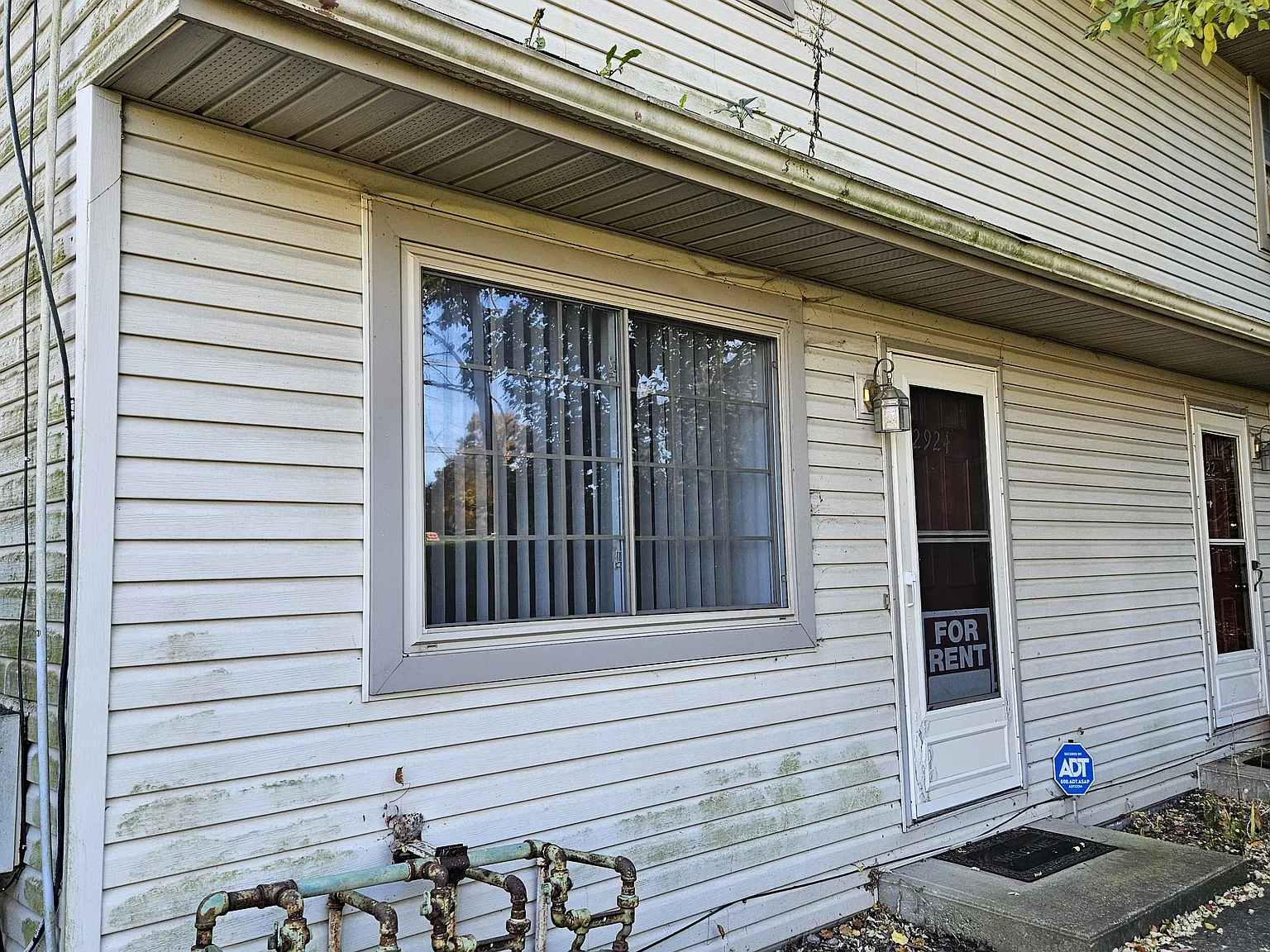 2 bed, 900 sqft, $895 — Photo 2