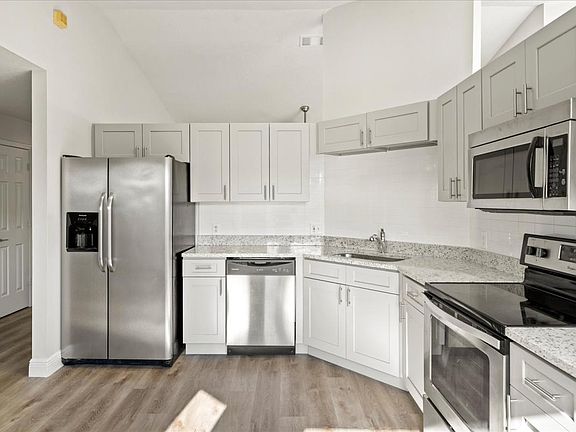 3rd image of 119 Pin Oak Pl