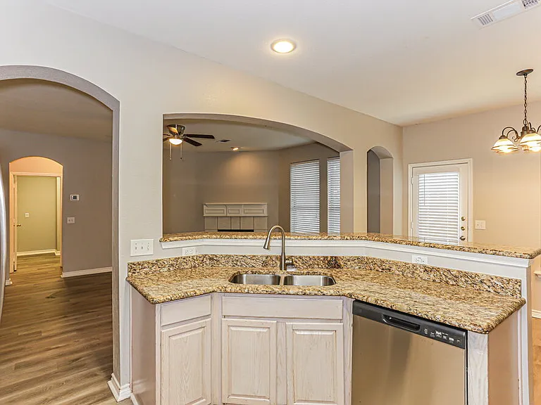1630 Redwood Dr — Photo 9