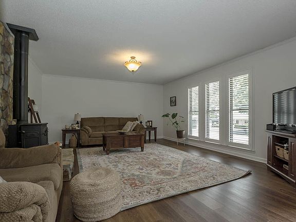 4th image of 1304 Plantation Dr