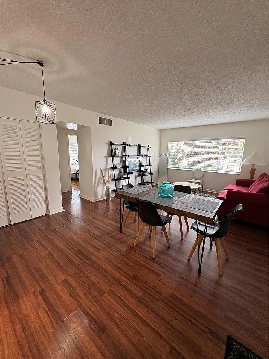 Photo 2 of 16 - 101 SE 6th Ave #2 - Pompano Beach, FL Building Photo - 101 SE 6th Ave #2