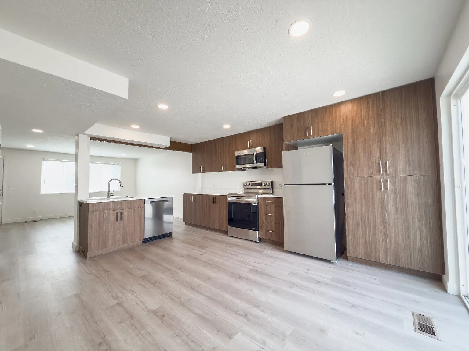 2 bed, 1.0 bath, 1216 sqft, $1,695 — Photo 2
