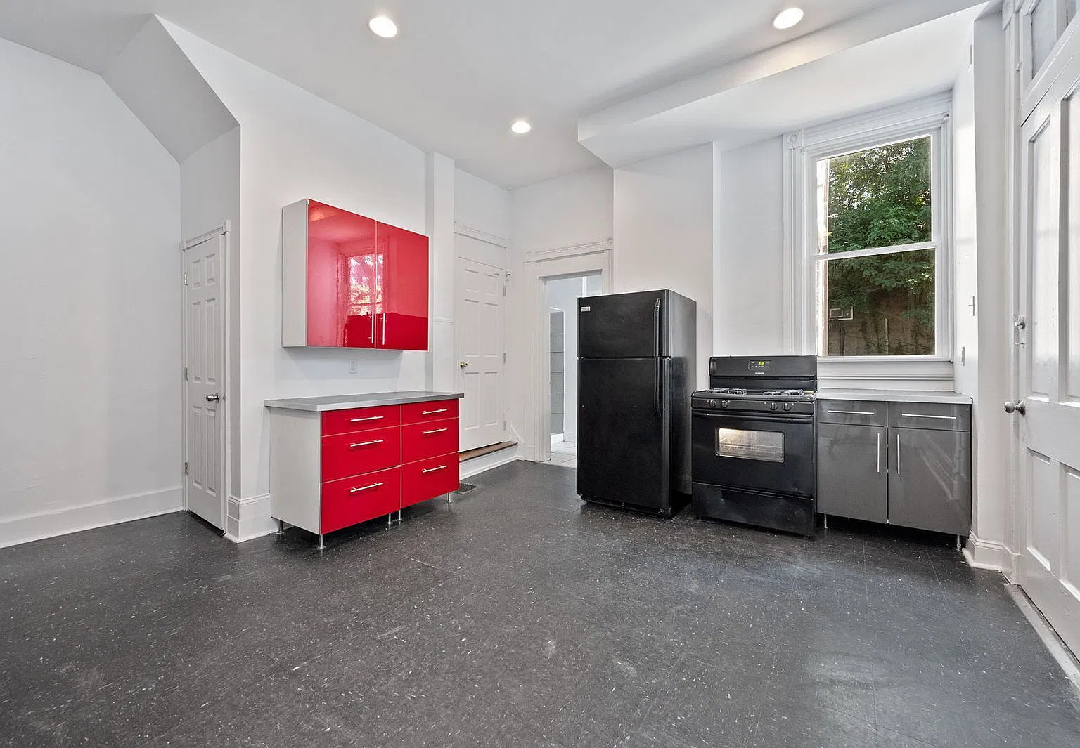 7 bed, 3.0 bath, 3200 sqft, $5,495 — Photo 4