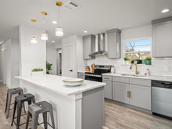 2nd image of 3618 Zephyr St