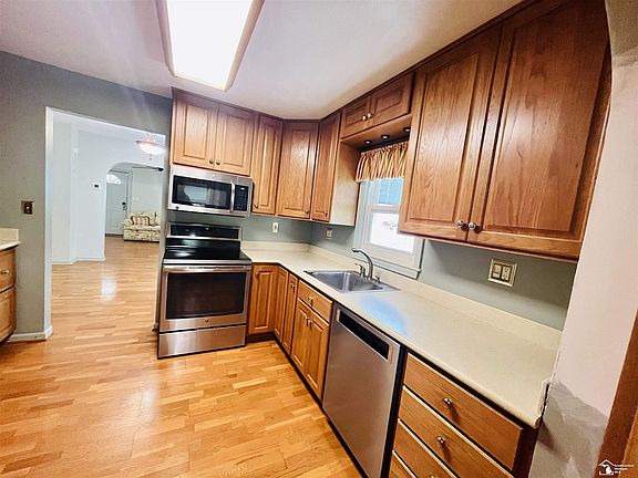 5th image of 425 Bentley Dr