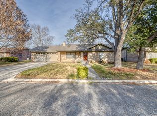 614 Dorothy Jo Cir, Uvalde, TX 78801