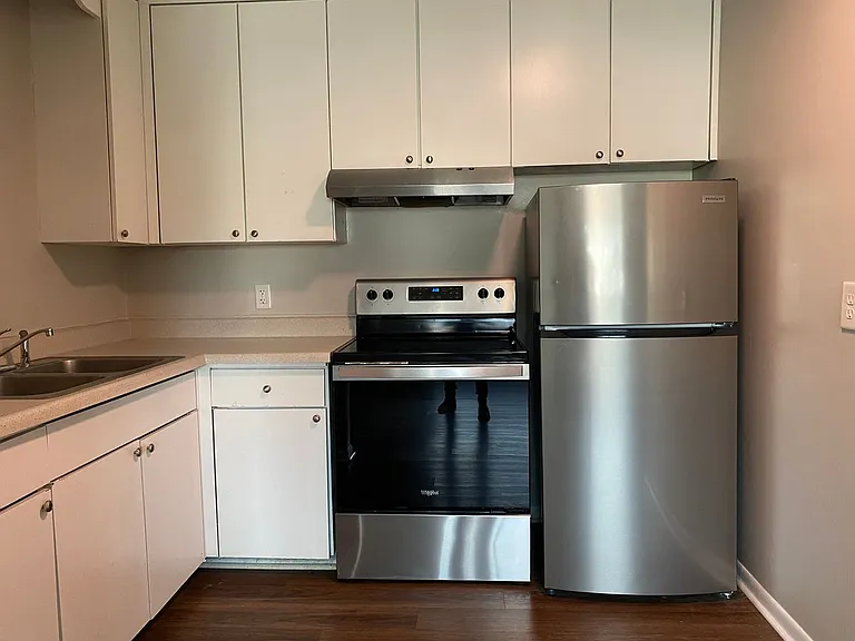 Executive House Apartments — Photo 35