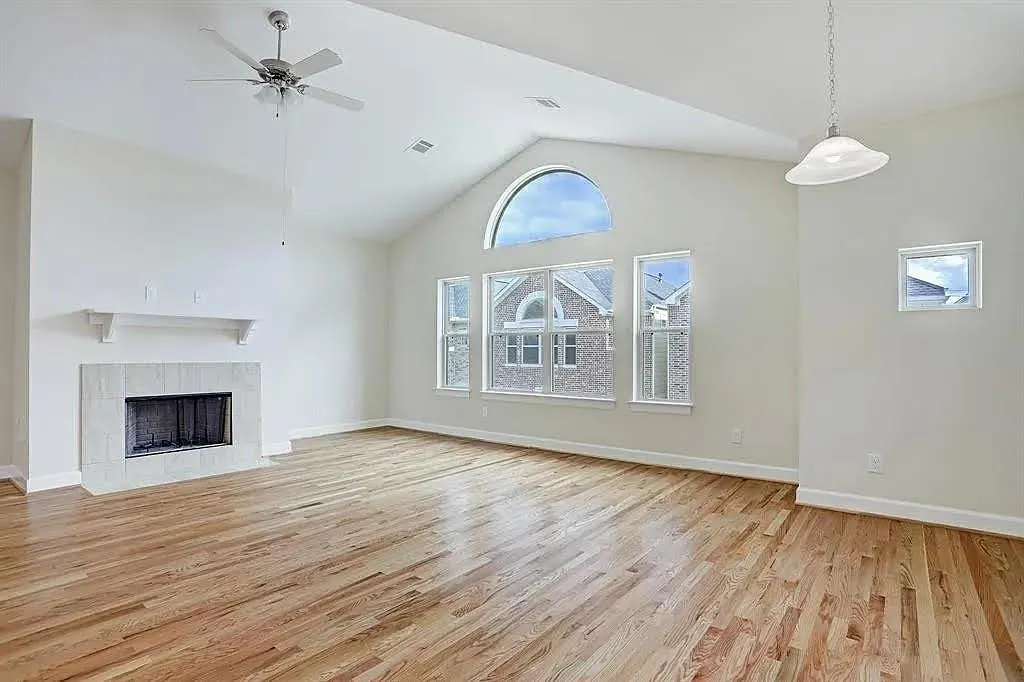 3 bed, 2.5 bath, 1806 sqft, $2,200 — Photo 2
