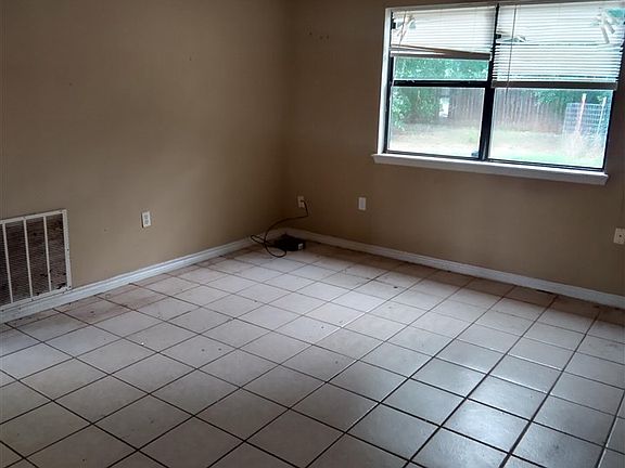 5th image of 411 NW Greenmeadow Dr