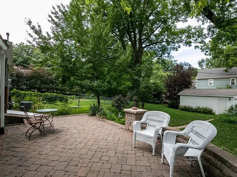 1800 Poyntz Ave — Photo 43