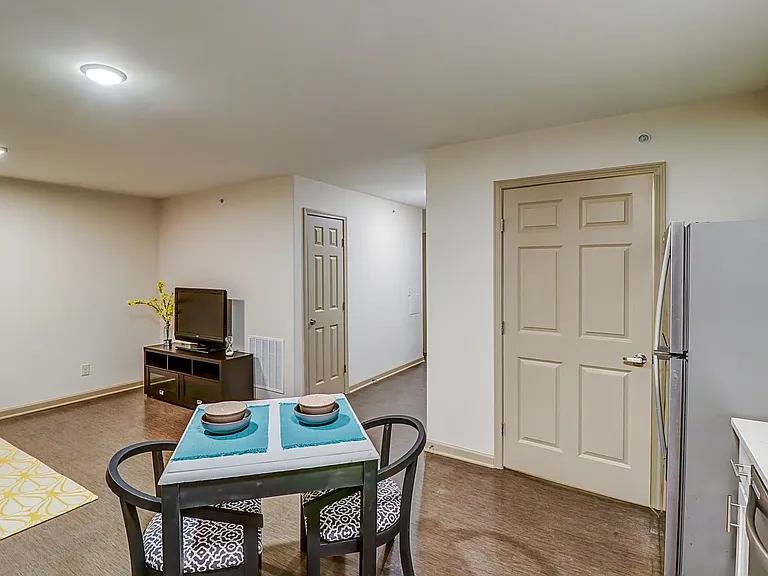 College Pointe Apartments — Photo 11