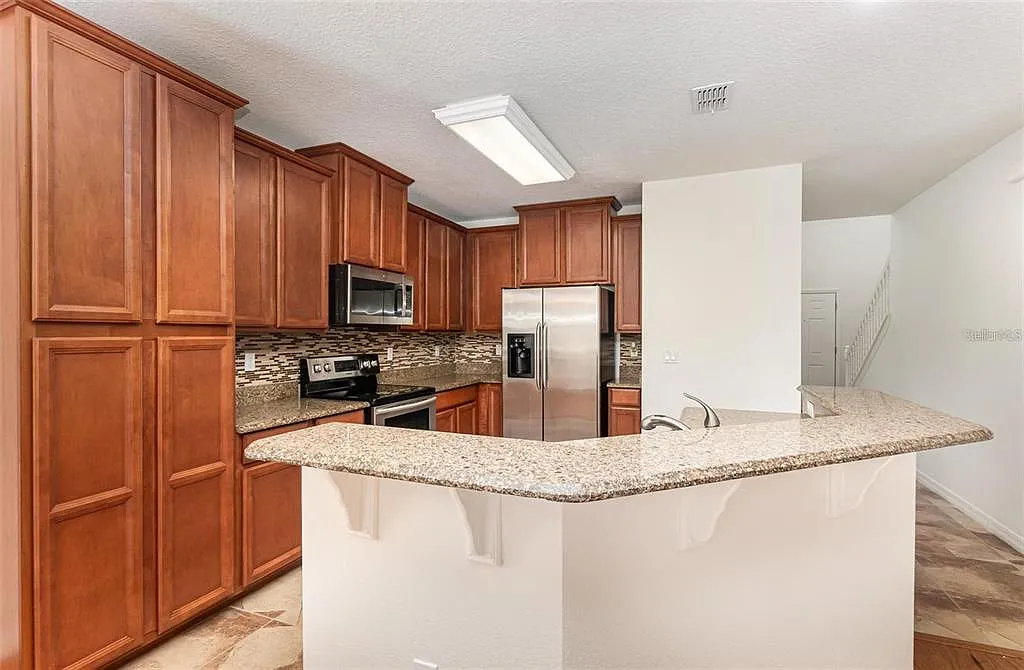 6 bed, 3.5 bath, 2870 sqft, $3,300 — Photo 4