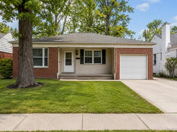 20882 Hawthorne St, Harper Woods, MI 48225