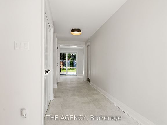 4th image of 364 Adelaide Ave E