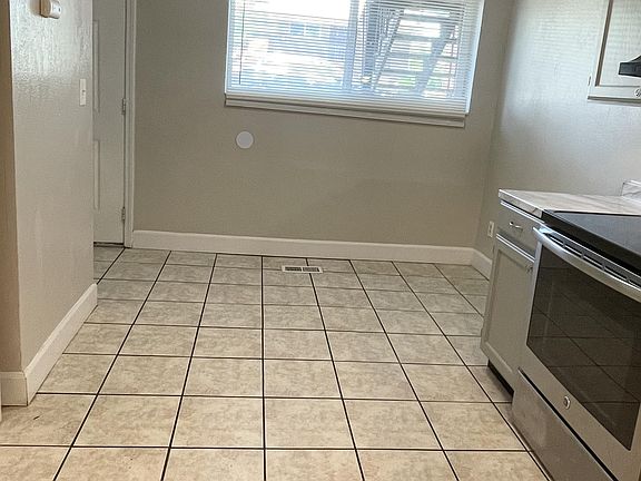 2nd image of 1601 W Ivy Cir #2