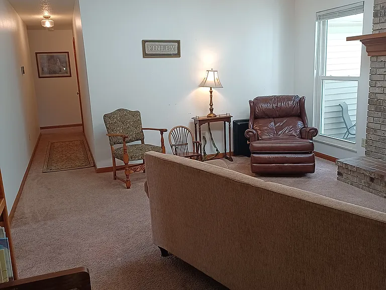 1021 Edgewood Dr — Photo 5