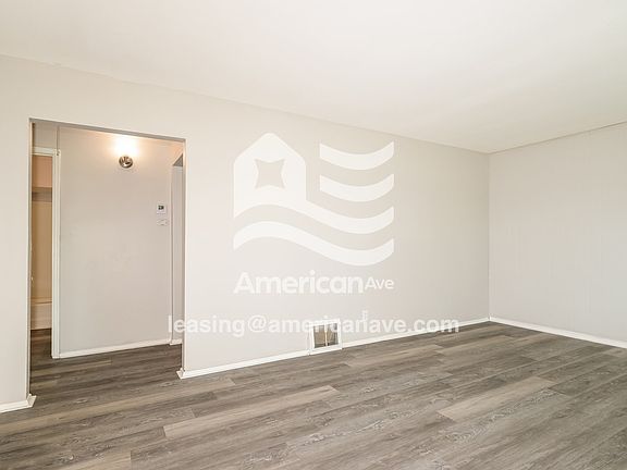 716188_003_living_room_3.jpg