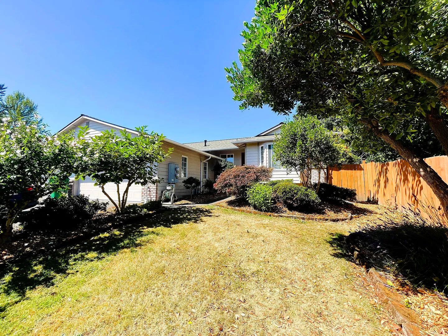 Recently updated Lynnwood Rambler in a quiet cul-de-sac — Photo 2