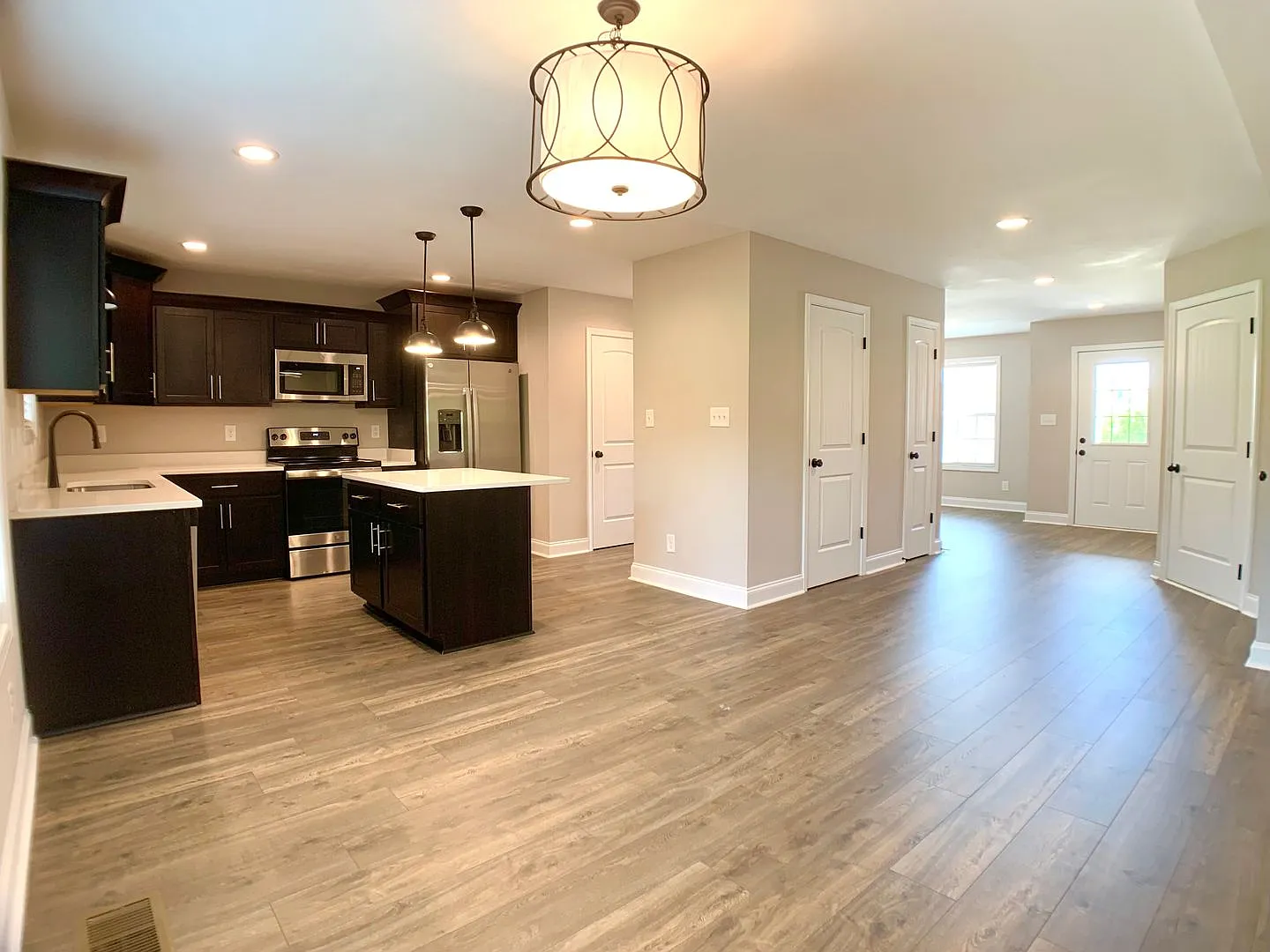 733 Banister Dr — Photo 2