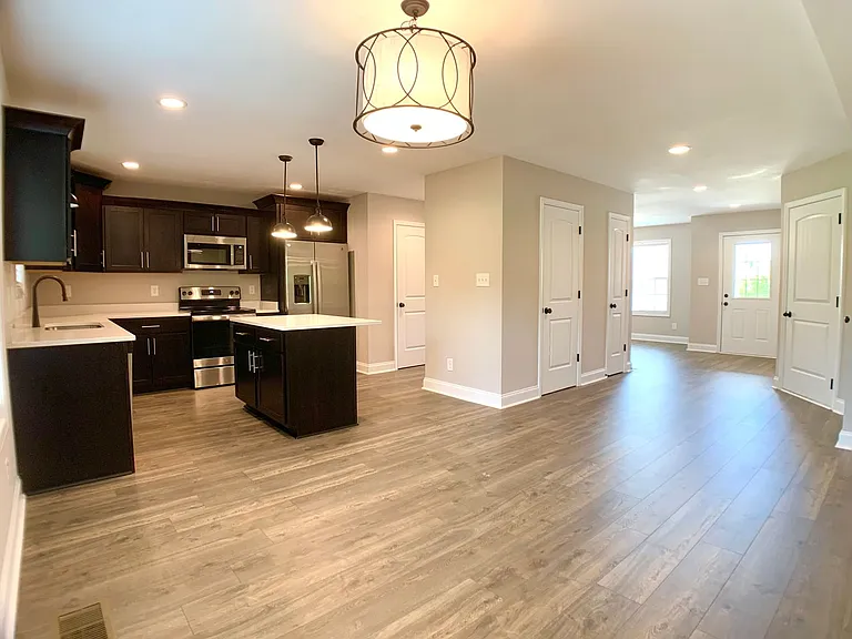 733 Banister Dr — Photo 2