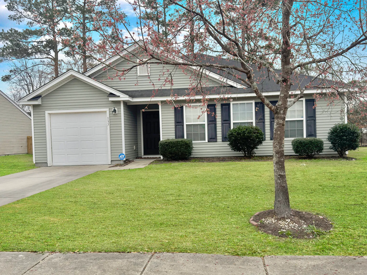 3 bed, 1283 sqft, $2,200 — Photo 2