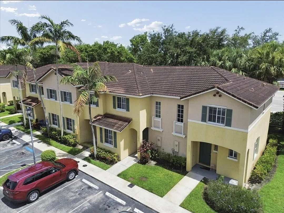 SW 19th Pl, North Lauderdale — Photo 3