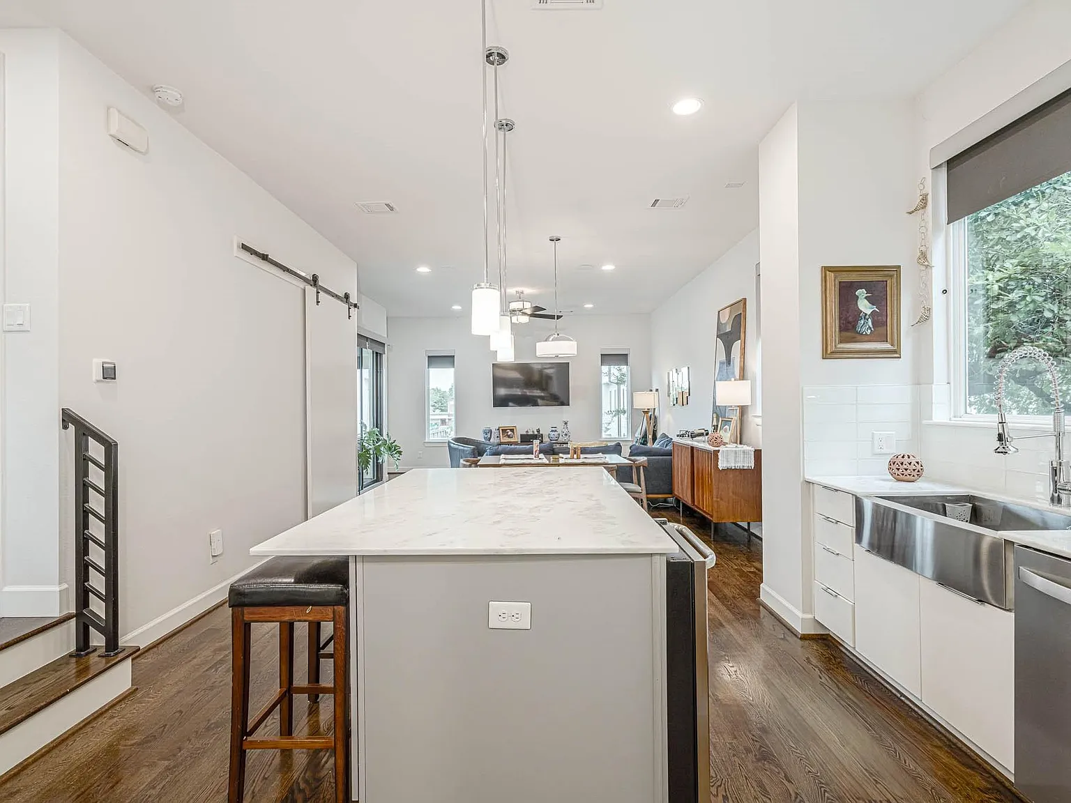 3 bed, 3.5 bath, 2002 sqft, $3,600 — Photo 4