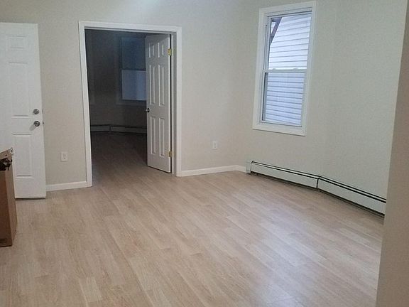 4th image of 21 Nassau Pl #1