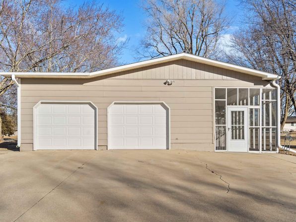 306 N 4th St, Raymond, IA 50667