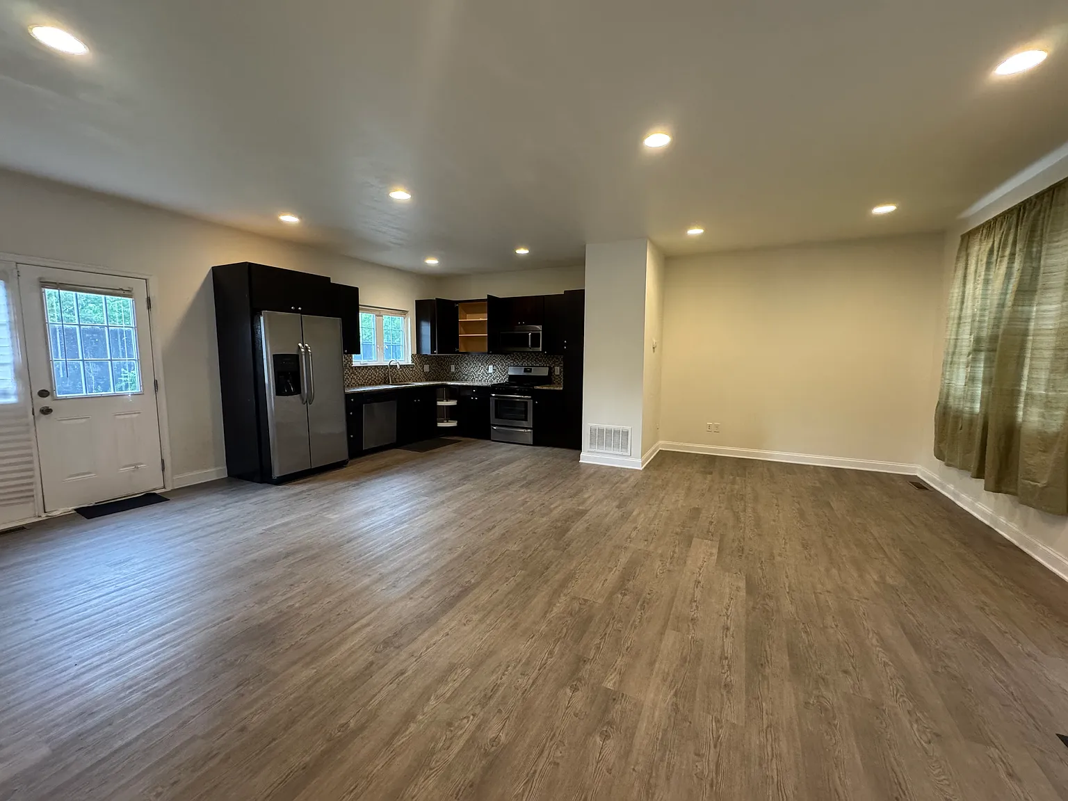 2 bed, 2.5 bath, 1250 sqft, $2,000 — Photo 2