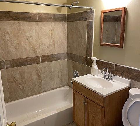 5th image of 306 W Division St APT F
