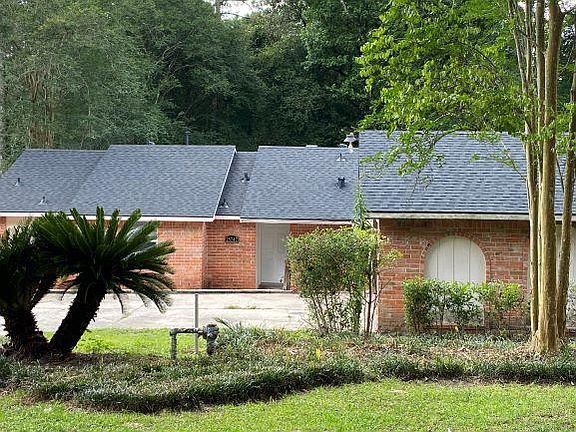 Front view of house with new roof replaced in 2020.