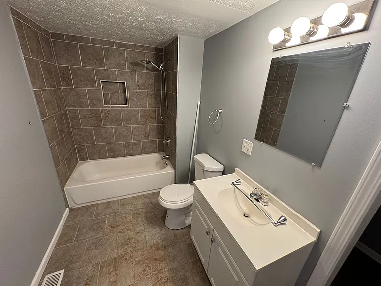 1122 S Sheffield Ave — Photo 19