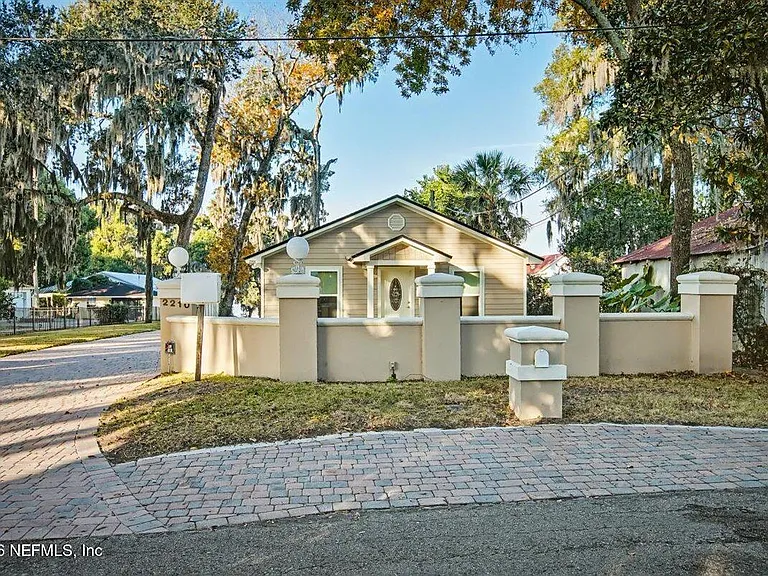 2210 Shepard St — Photo 3