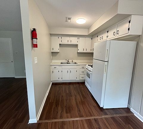 4th image of 1623 Portage Ave #9