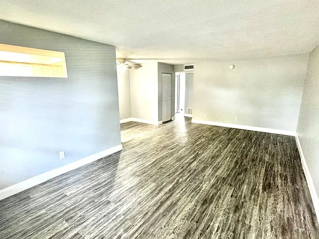 Devon Manor Apartments — Photo 25