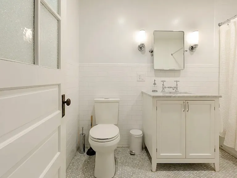 136 Monroe St #1 — Photo 5