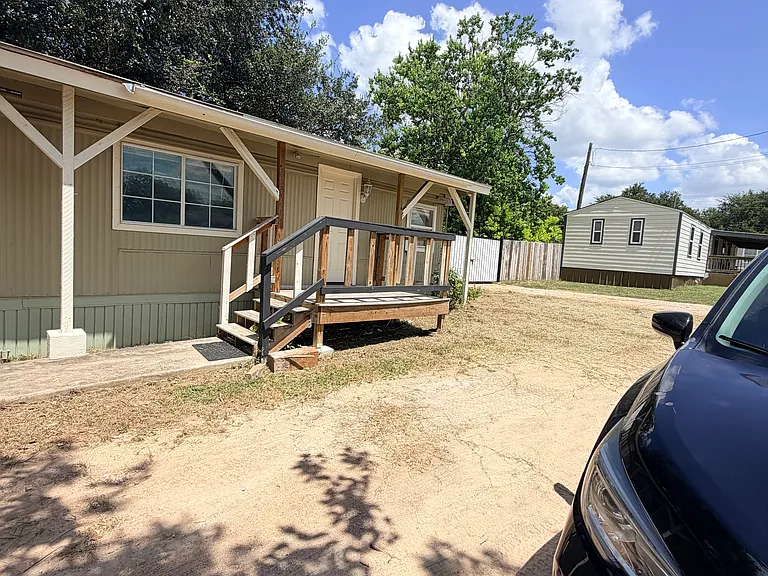 2102 Bois Darc Ln — Photo 2