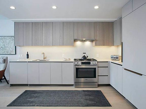 4th image of 3 Court Sq APT 6206