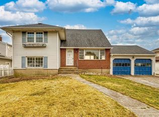 32 Manor Ln, Copiague, NY 11726