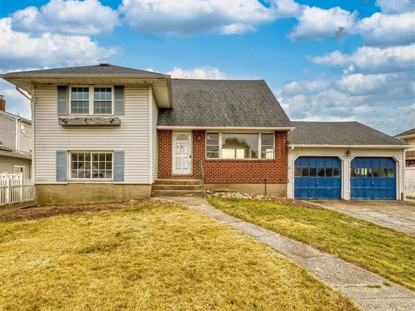 32 Manor Lane, Copiague, NY 11726