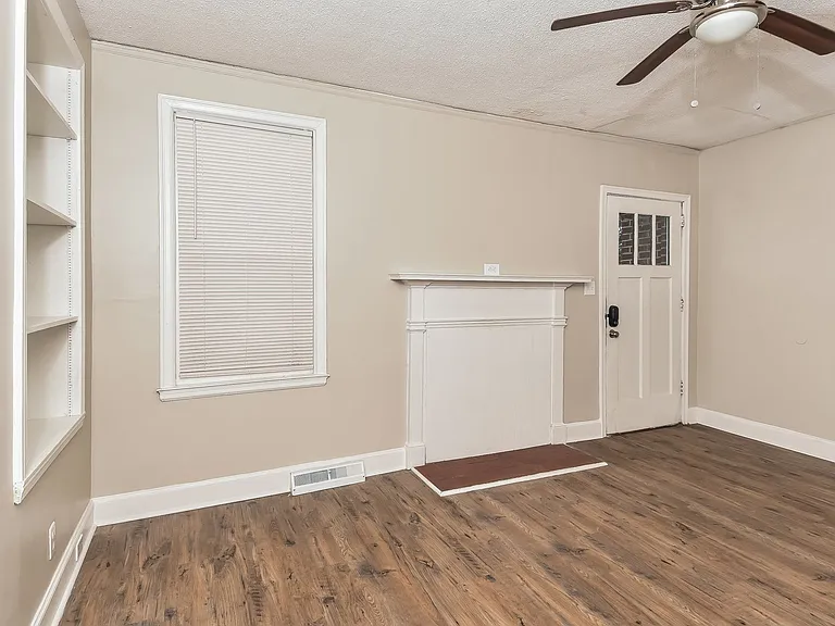 15881_018_living_room_13369228.jpg