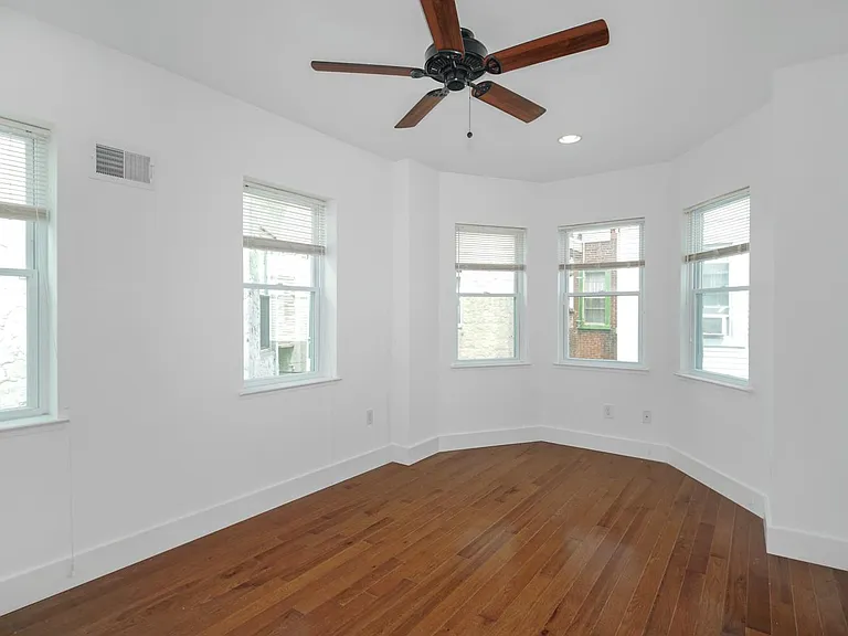 863 E Thompson St — Photo 12