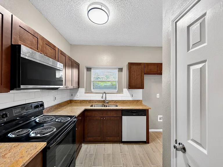 1523A Collin Dr — Photo 7