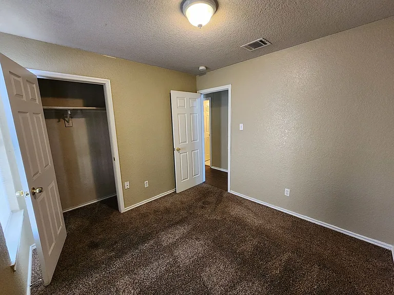 Roomy 3 Bedroom Duplex In S. Fort Worth — Photo 18
