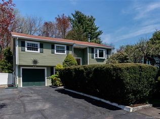 16 Fairweather Dr, Norwalk, CT 06851