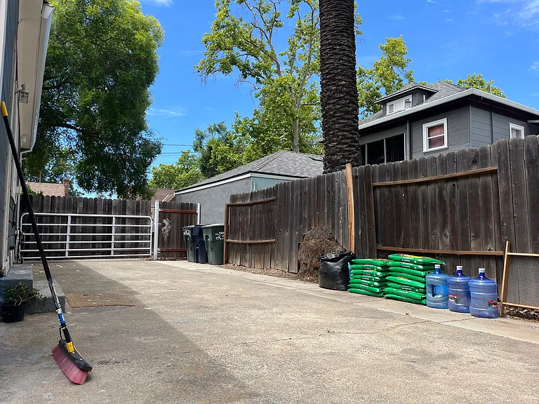 2321 32nd St — Photo 31