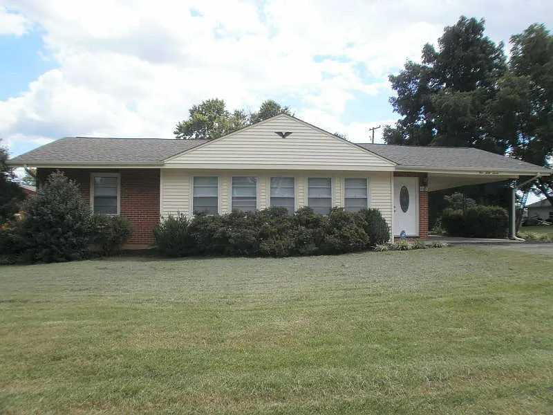 467 Elden Ave photo 1