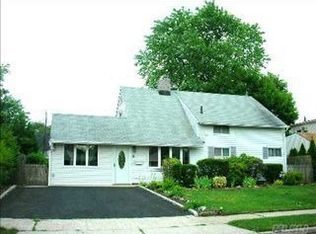 25 Albatross Rd, Levittown, NY 11756