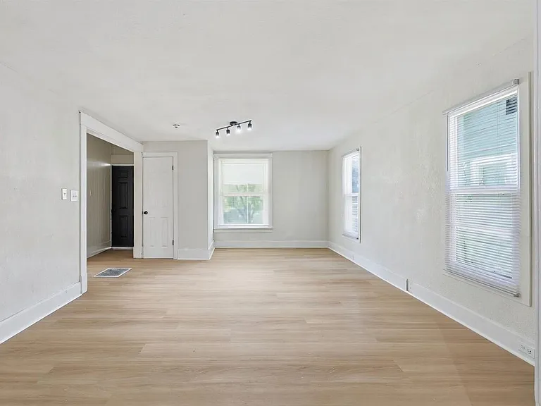 4029 Kingsbury Ave — Photo 4